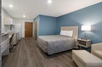 WoodSpring Suites Hermitage - Nashville Airportにあるベッド