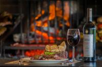 een bord eten naast een glas wijn bij Midland Hotel & Resort All Inclusive in Paso de los Toros