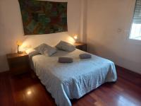 Piso Centrico 1.5km Playa con gran terraza +vistasにあるベッド