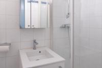 y baño blanco con lavabo y ducha. en Warm and bright apartment of 30 m, en Boulogne-Billancourt