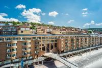 un puente sobre una calle en una ciudad con edificios en Le Méridien Stuttgart, en Stuttgart