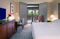 Sheraton Towers Singapore Hotelにあるベッド