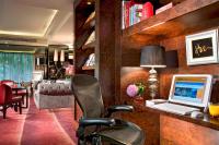 Sheraton Towers Singapore Hotelにあるテレビまたはエンターテインメントセンター