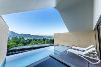 una silla blanca sentada en el borde de una piscina en ENOWA, en Yufu