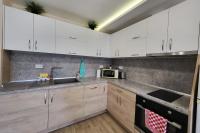 Kuchyň nebo kuchyňský kout v ubytování Bright City Apartment Varna