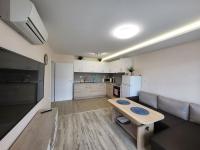 Kuchyň nebo kuchyňský kout v ubytování Bright City Apartment Varna