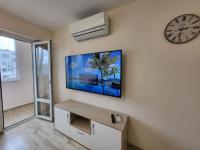 TV a/nebo společenská místnost v ubytování Bright City Apartment Varna
