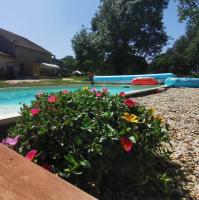 Basen w obiekcie La Grange de Cablanc lub w pobliżu