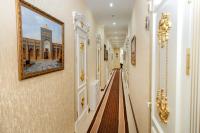 een hal in een gebouw met schilderijen aan de muren bij The Royal Hotel in Samarkand