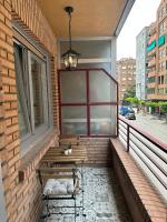 Balkón nebo terasa v ubytování Apartamento a 10 minutos de la Calle Laurel
