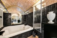 A bathroom at Villa Isidoro ampio parco ,piscina privata, arte e giochi , fitness