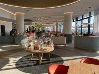 un vestíbulo con una mesa con copas de vino. en Exec Oasis @Ellipse, en Midrand