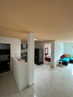 Una habitación con cocina y sala de estar. en ACOGEDOR Y BONITO APARTAMENTO EN PALMIRA, en Palmira