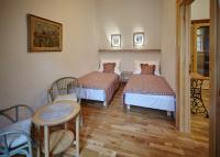 Postel nebo postele na pokoji v ubytování Queen Bee apartments