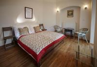 Postel nebo postele na pokoji v ubytování Queen Bee apartments