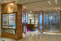 o saguão de um restaurante com um cardápio na parede em Hotel Granvia Wakayama em Wakayama