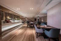 Un restaurante con mesas y sillas y un bar. en Aber Abha, en Abha