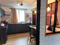 Łóżko lub łóżka w pokoju w obiekcie Maison Deco Pop Et Chaleureuse Avec Spa, Sauna
