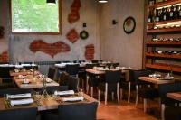Reštaurácia alebo iné gastronomické zariadenie v ubytovaní Pod Zidom Rooms