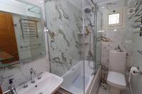 Koupelna v ubytování Beach Luxury Mamoura Private Beach