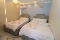 Postel nebo postele na pokoji v ubytování Beach Luxury Mamoura Private Beach