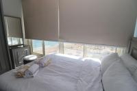 Postel nebo postele na pokoji v ubytování Beach Luxury Mamoura Private Beach