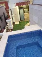 Bazén v ubytování Ático con piscina junto catedral de Sevilla nebo v jeho okolí