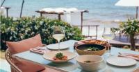une table avec des assiettes de nourriture et des verres de vin dans l'établissement Mi Amor by La Zebra, an SLH Hotel, à Tulum