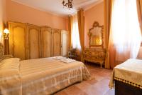 Łóżko lub łóżka w pokoju w obiekcie Queen House Venezia