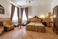 Łóżko lub łóżka w pokoju w obiekcie Queen House Venezia
