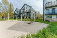 Vonkajšia záhrada v ubytovaní Apartament WOOD SurfingBird Dźwirzyno