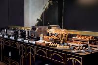 un buffet con varios tipos de pan y bollería en Glarros OldTown, en Tiflis