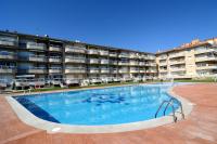 una gran piscina frente a un edificio de apartamentos en MANUREVA III 2-C, en L&#39;Estartit