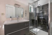 a bathroom with a sink and a shower at Deconnexion et detente sur la Presqu ile de Rhuys in Le Tour-du-Parc
