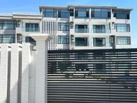 ElwaにあるLifestyle Luxury Hotel and Residenceのたくさんの窓がある大きな白い建物
