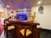 Khu vực lounge/bar tại Hotel Le Saint Aubin