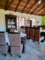 un ristorante con tavoli e sedie in una stanza di Iphofolo Lodge & Tented Camp a Vivo