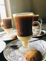 due tazze di caffè e biscotti su un tavolo di Iphofolo Lodge & Tented Camp a Vivo