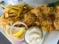 un piatto di cibo con pesce e patatine fritte di Iphofolo Lodge & Tented Camp a Vivo