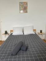 Een bed of bedden in een kamer bij Bizanos - 4 pers, wifi, balcon