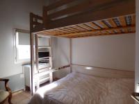 a bedroom with a bunk bed next to a window at Les Jardins d&#39;Ulysse, Pavillon T3, terrasse &amp; parking, Narbonne Plage in Narbonne-Plage