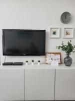 Televízia a/alebo spoločenská miestnosť v ubytovaní Split Mari Apartment
