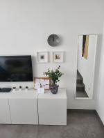 Televízia a/alebo spoločenská miestnosť v ubytovaní Split Mari Apartment