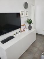 Televízia a/alebo spoločenská miestnosť v ubytovaní Split Mari Apartment