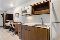 WoodSpring Suites Hermitage - Nashville Airportにあるキッチンまたは簡易キッチン