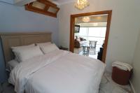 Postel nebo postele na pokoji v ubytování Beach Luxury Mamoura Private Beach