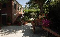 Ogród w obiekcie Villa Mirella Beach