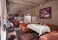 オデッサにあるホテル オトラダのダイニングルーム(テーブル、ソファ、椅子付)