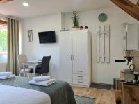 TV a/nebo společenská místnost v ubytování Rooms Garden