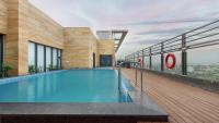 Holiday Inn Gurugram Sector 90 by IHGの敷地内または近くにあるプール
